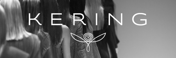 Personen von hinten in einer Reihe, darüber der Schriftzug "Kering" und ein stilisiertes Logo.