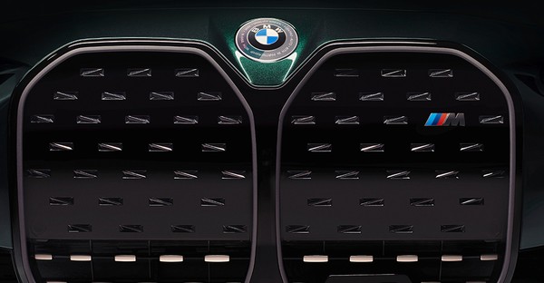 Nahaufnahme eines BMW-Kühlergrills mit Logo und M-Emblem.