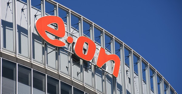 Gebäudefassade mit großem roten "e.on"-Logo vor blauem Himmel.