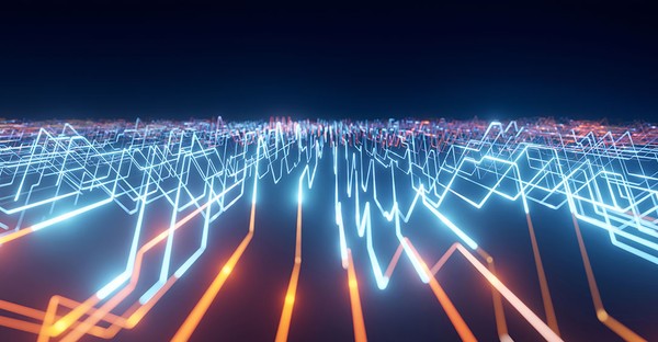 Leuchtende Linien in Blau und Orange auf schwarzem Hintergrund, die ein digitales Netzwerk darstellen.
