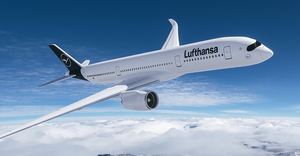 Ein Lufthansa-Flugzeug fliegt über Wolken im blauen Himmel.
