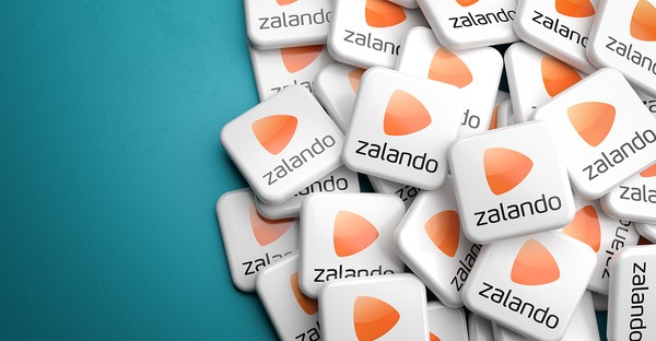 Viele Zalando-Logos auf weißen Quadraten vor einem türkisfarbenen Hintergrund.
