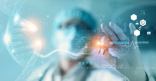 Arzt in Schutzkleidung berührt holografische medizinische Symbole und DNA-Stränge.