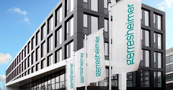 Modernes Bürogebäude mit Gerresheimer-Flaggen davor, blauer Himmel im Hintergrund.