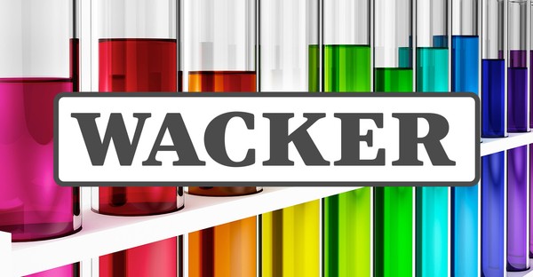 Reagenzgläser mit bunten Flüssigkeiten, darüber das Wort "WACKER".