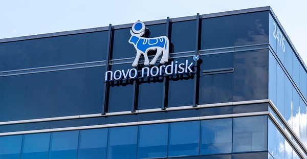 Gebäude mit dem Logo von Novo Nordisk, einem blauen Stier, auf einer Glasfassade.