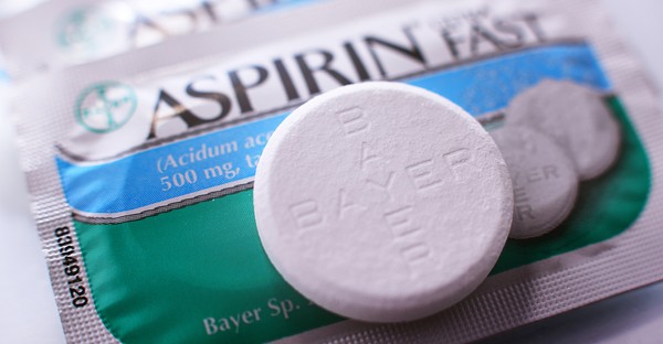 Aspirin-Tablette mit Bayer-Logo auf Blisterpackung.