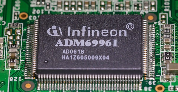 Nahaufnahme eines Infineon-Chips auf einer grünen Leiterplatte.