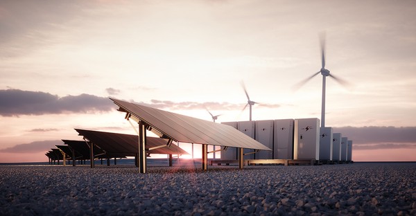 Solarpaneele und Windräder bei Sonnenuntergang, mit Energiespeichern im Hintergrund.