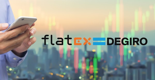Person mit Smartphone, flatexDEGIRO-Logo, Hintergrund mit Stadt und Börsencharts.