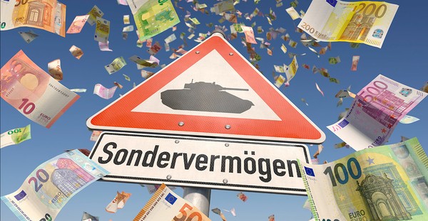 Ein dreieckiges Schild mit rotem Rand, in der Mitte ist ein schwarzer Panzer abgebildet. Dahinter blauer Himmel mit fliegenden Euroscheinen.