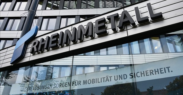 Rheinmetall Logo in Großaufnahme auf einem Gebäude der Rheinmetall AG