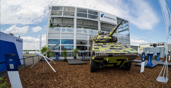 Das Skyranger 35 Luftabwehrturmsystem steht vor einem Gebäude der Rheinmetall Air Defence AG.