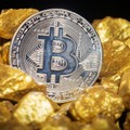 Teaserbild von Gold, Silber und Bitcoin im Fokus: Warum viele Anlegerinnen und Anleger jetzt Chancen sehen