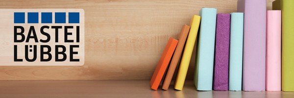 Bunte Bücher lehnen aneinander, daneben das Logo von Bastei Lübbe auf Holzregal.
