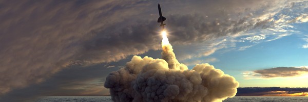 Rakete startet in den Himmel, umgeben von Rauch und Wolken, bei Sonnenuntergang über dem Meer.