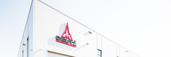 Gebäude mit dem Logo von Deutz, einem roten stilisierten Berg, auf einer weißen Fassade.