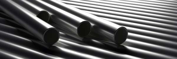 Mehrere glänzende Metallrohre liegen parallel nebeneinander.
