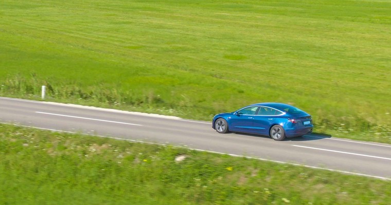 TESLA - Aktie bisher voll im Fahrplan