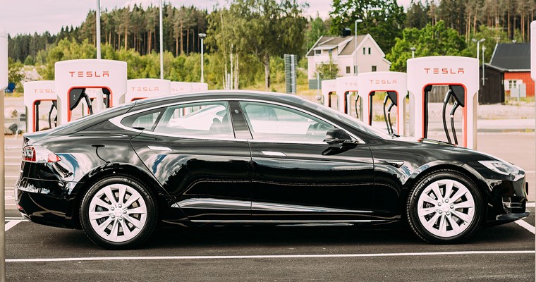 Tesla übertrifft Erwartungen deutlich, aber Lieferkettenprobleme bleiben